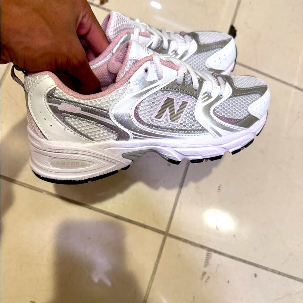 Women’s new balances size 5  brand new come with everything